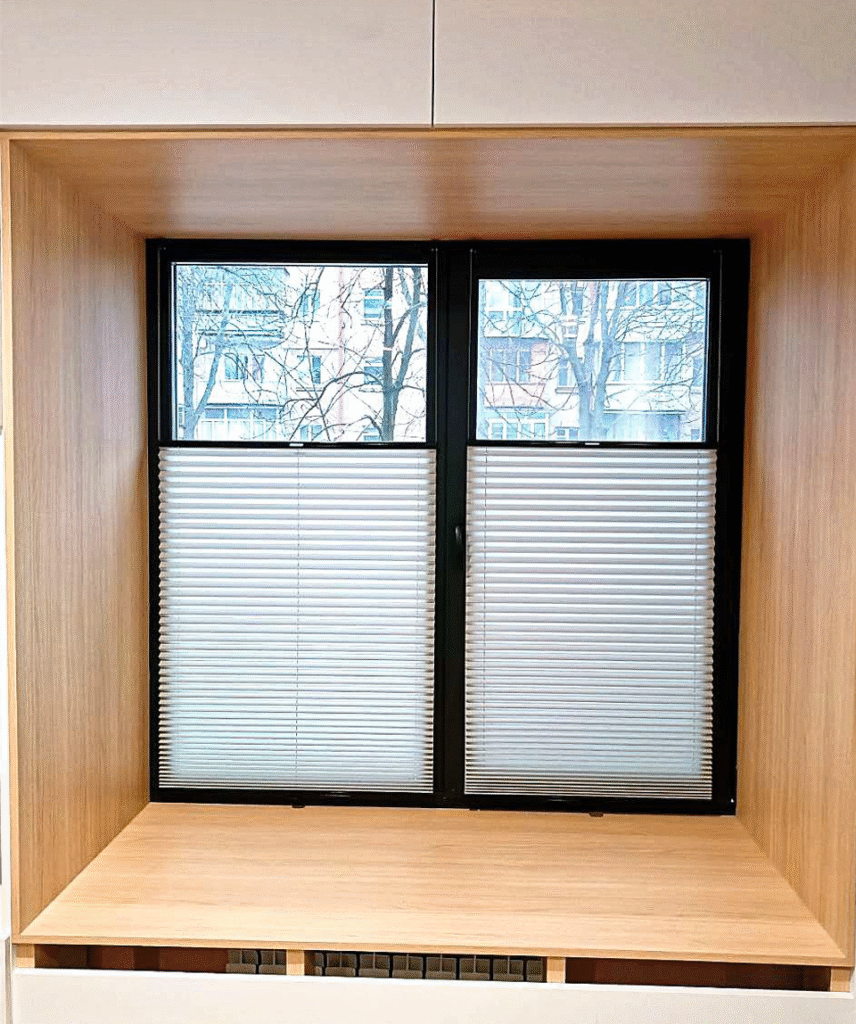 Precizní montáž plisé rolet v moderním stylu. Ideální volba pro regulaci světla bez ztráty designu.