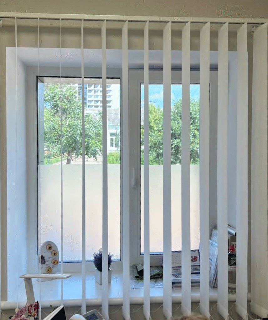Klasické horizontální žaluzie s precizním ovládáním světla. Jednoduché, ale stále moderní řešení.